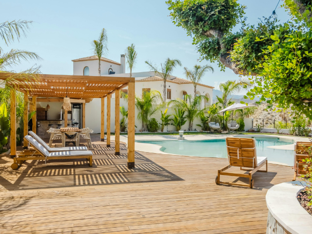 Top features to turn your backyard into a luxury vacation pool.